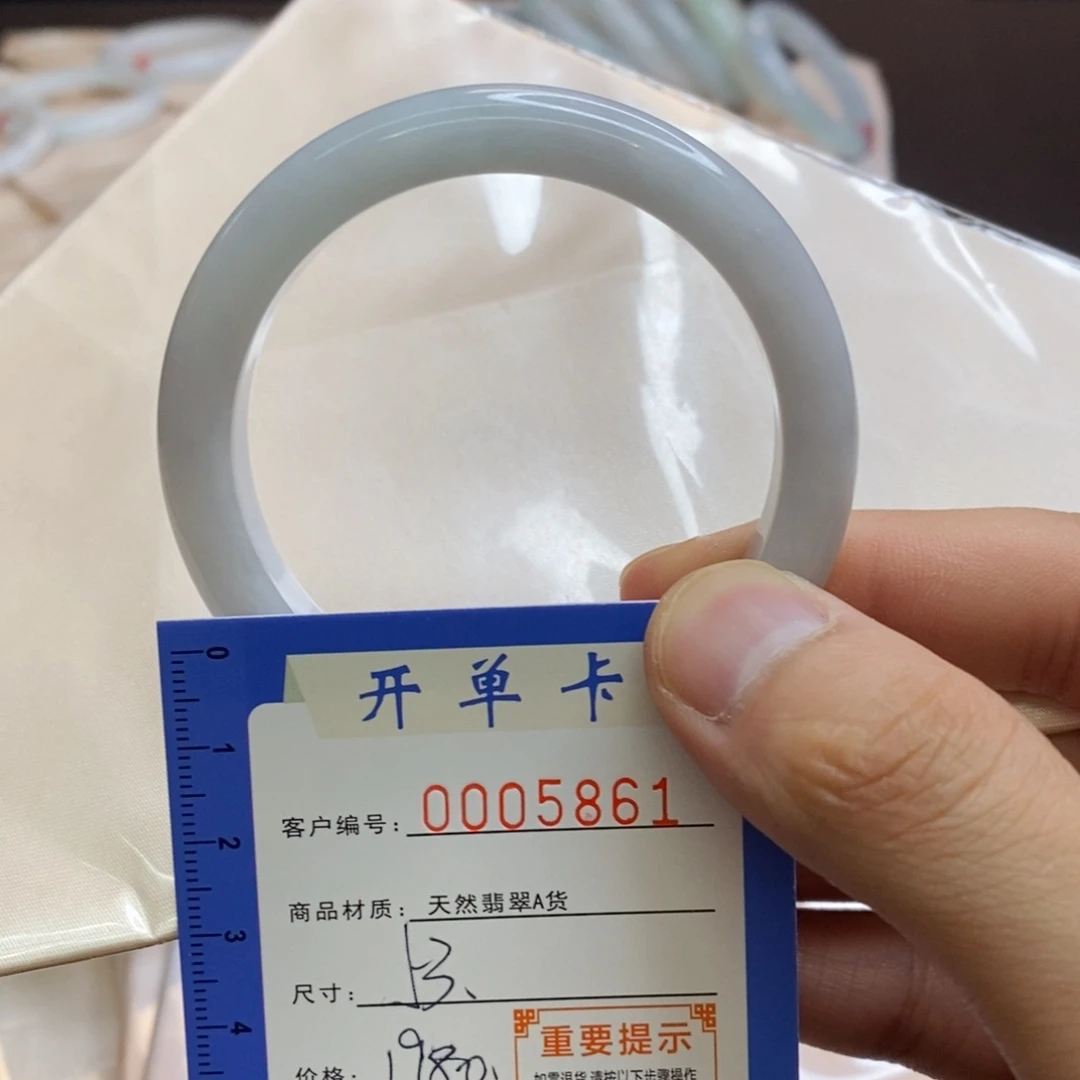 翡翠手镯未镶嵌翡翠
