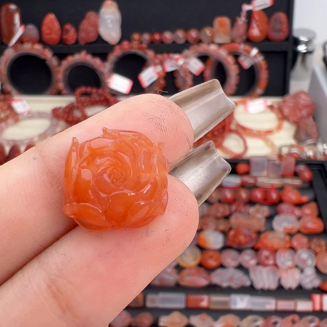 岚***月南红玛瑙未镶嵌颈饰牡丹花