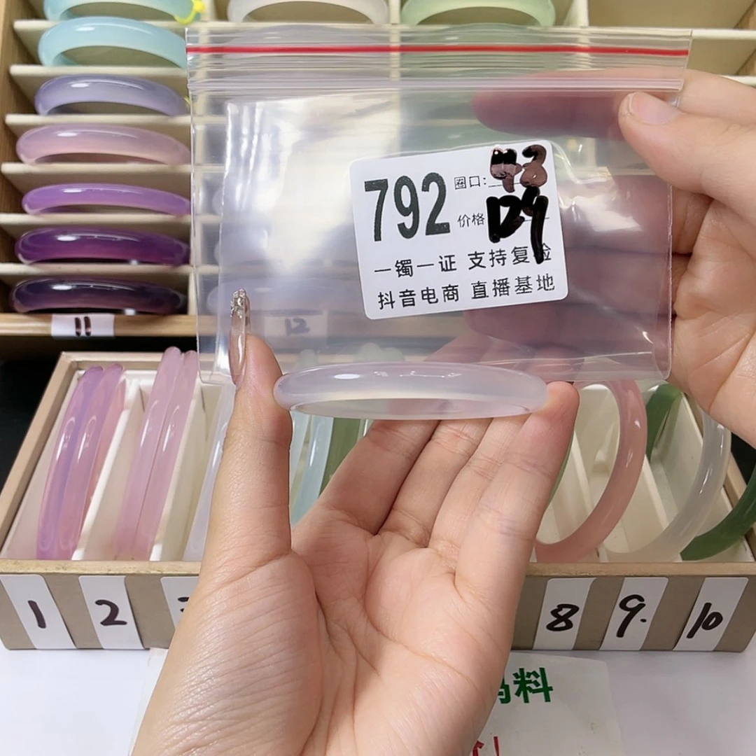 【闪购商品】手镯玛瑙/玉髓未镶嵌?****卡