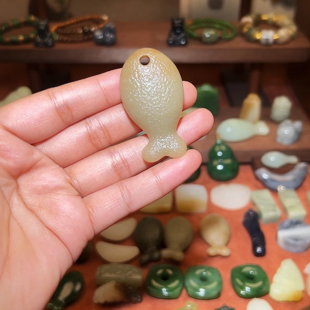 用***4和田玉未镶嵌颈饰