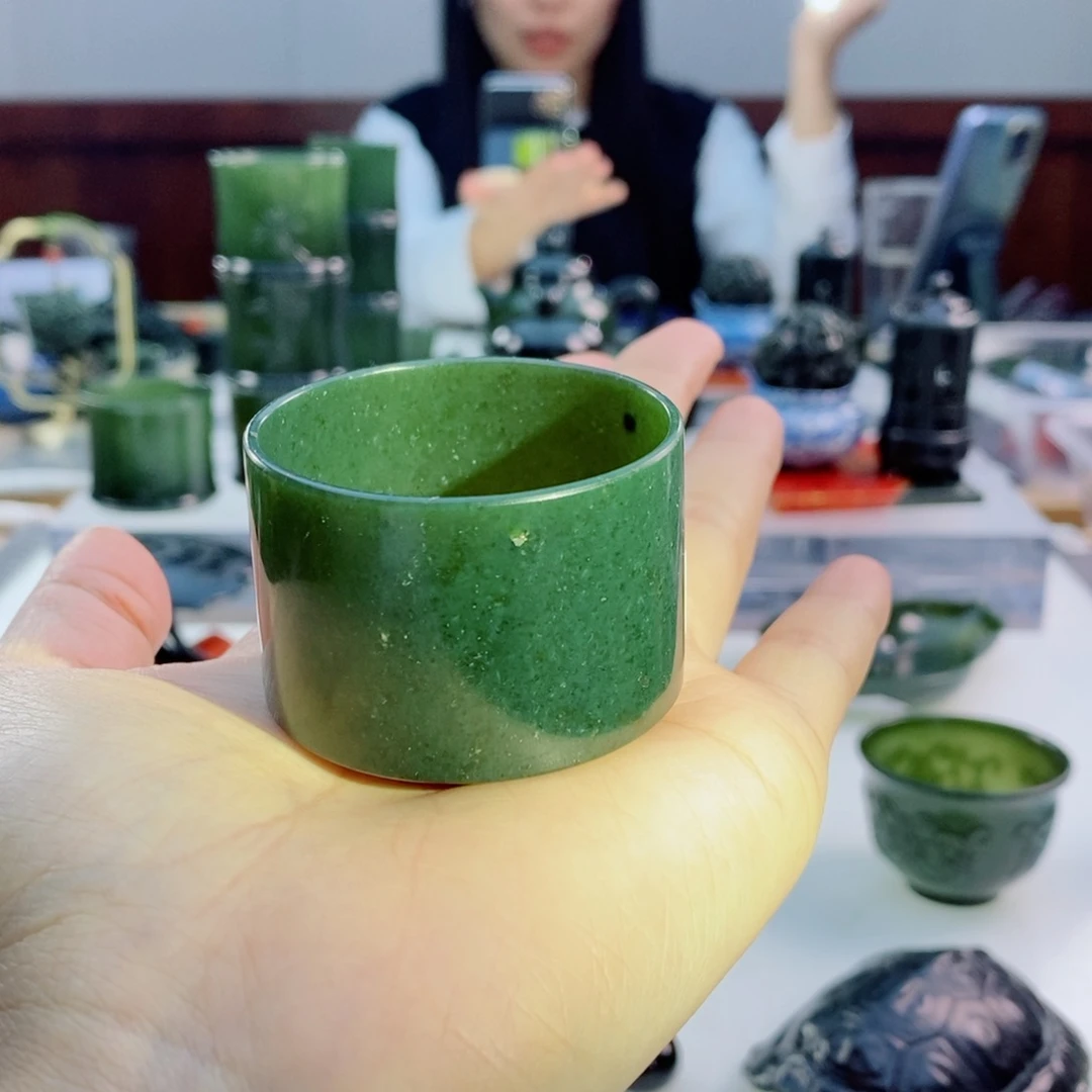 未镶嵌和田玉摆件微瑕