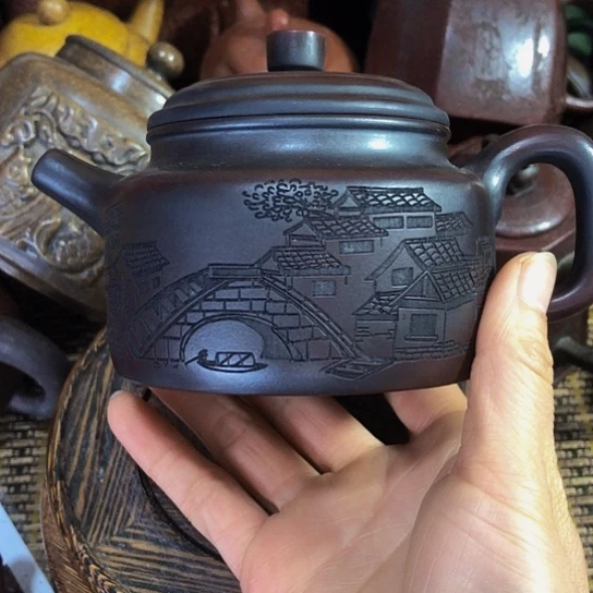 茶壶紫砂原矿泥料手工制作的一把紫砂壶。