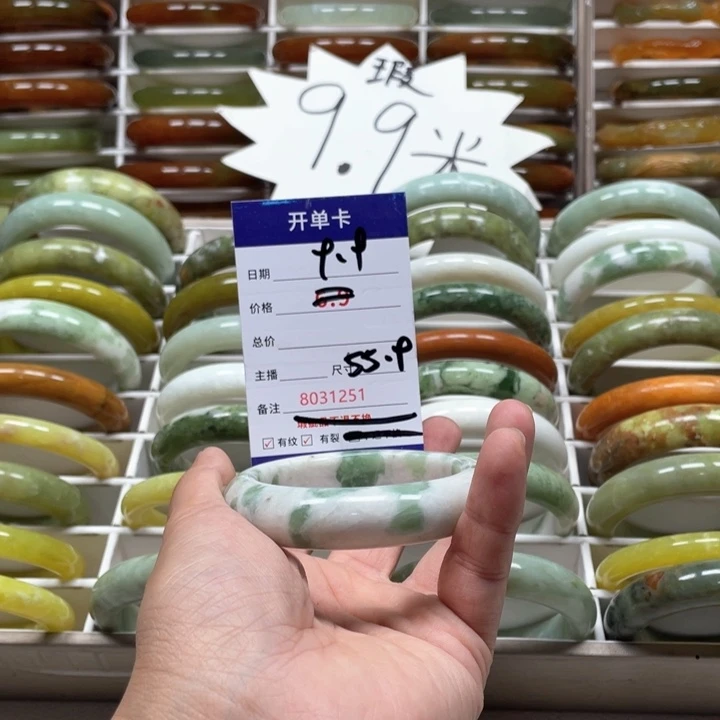 蛇纹石玉手镯未镶嵌?**璃