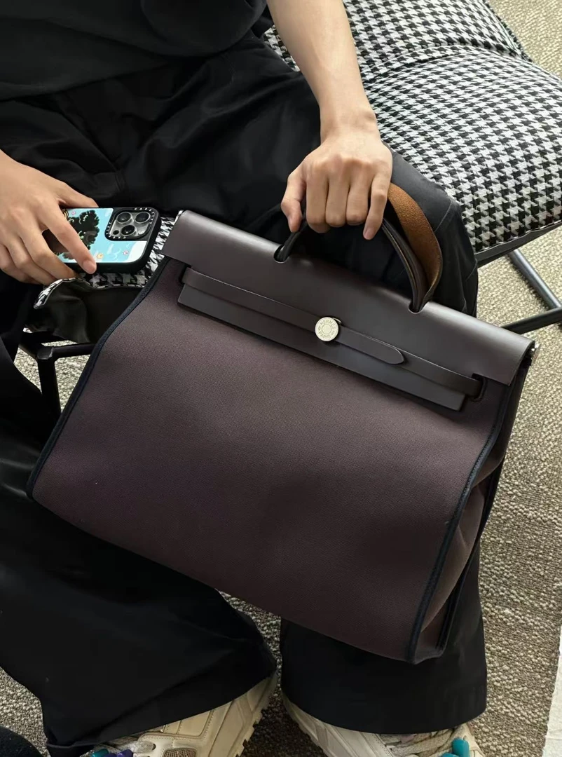 95新 Hermes/爱马仕 展会外场  乌木色银扣herbag包39