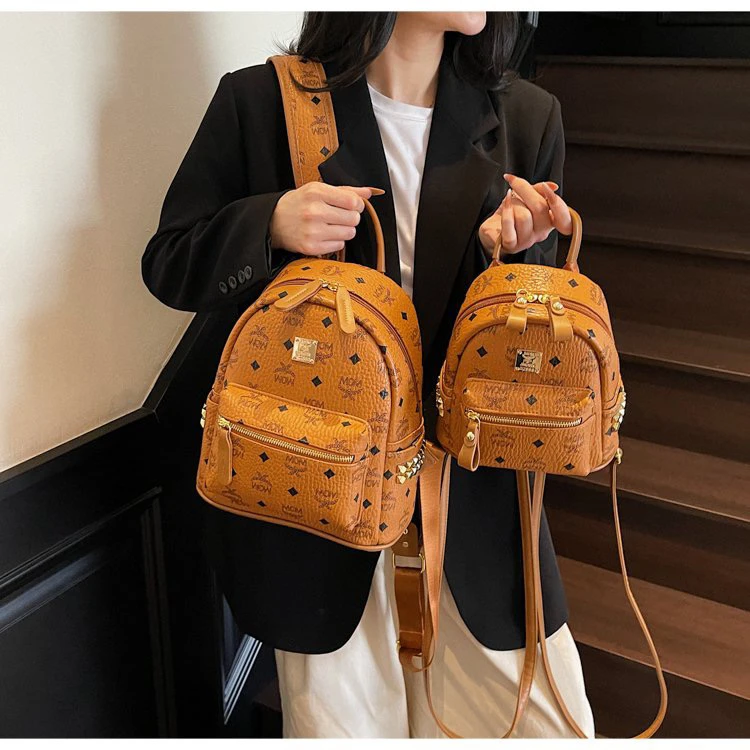 MOM四个尺寸版本印花大容量双肩包时尚休闲百搭外出旅行双肩背包