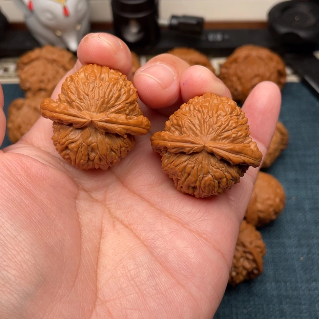 文玩核桃把件全品红皮白狮子37