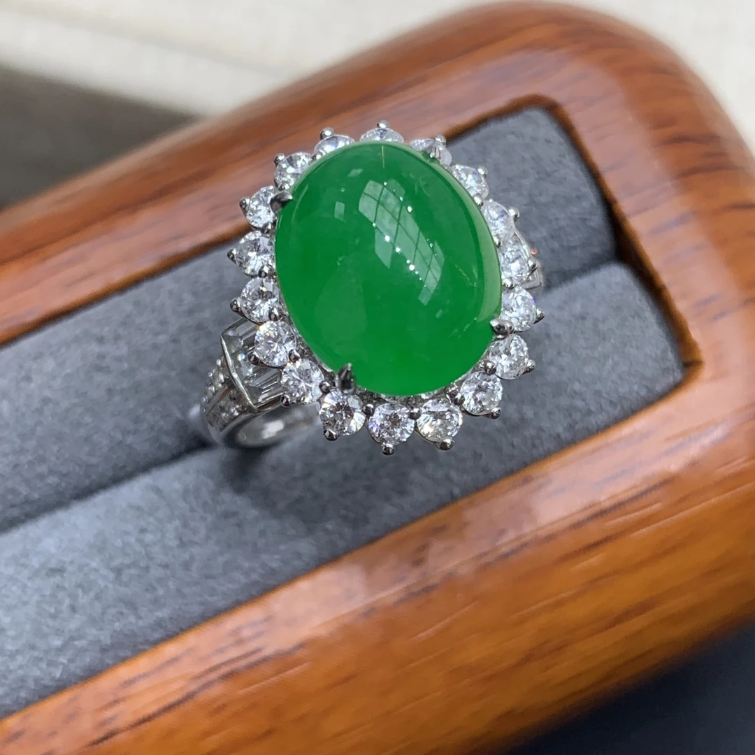 大万款18K大钻镶嵌浓阳绿蛋面翡翠戒指色浓阳绿饱满贵气