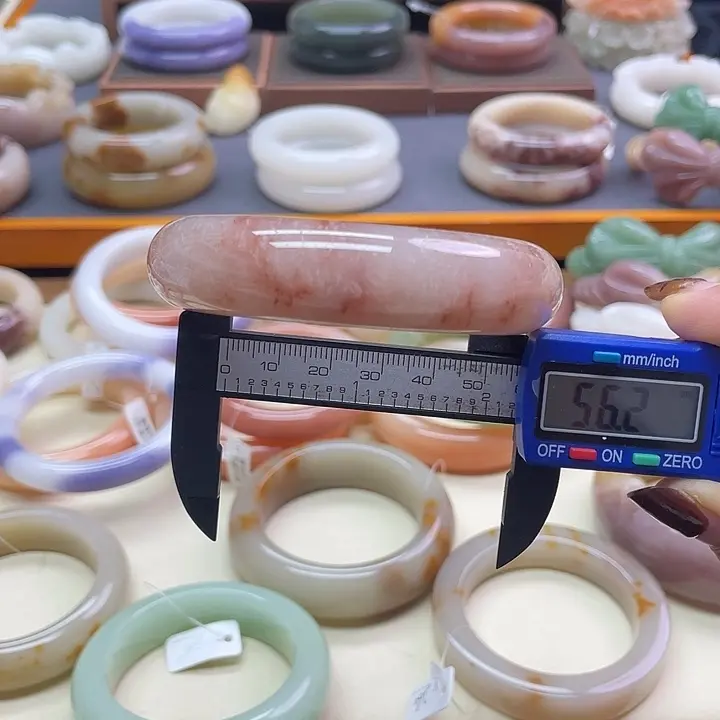 未镶嵌石英岩玉珠宝奇石
