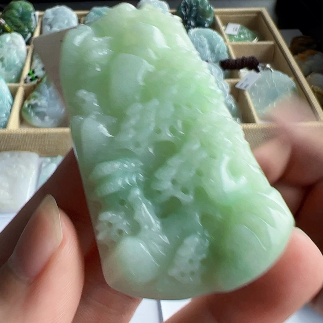 翡翠未镶嵌颈饰山水