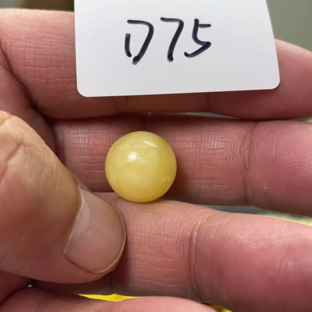 未镶嵌琥珀手链多样性发，发其中一件