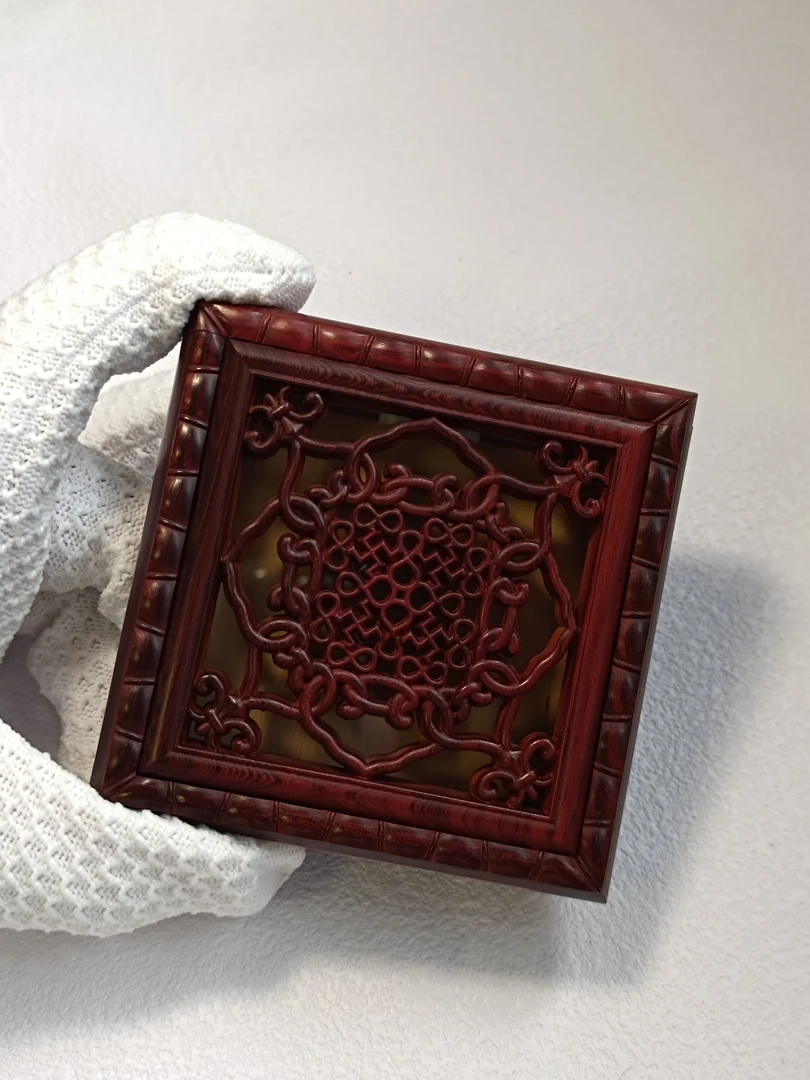 张圣林收藏款紫檀镂空大黄蛉盒 9.0*9.0*2.75厘米