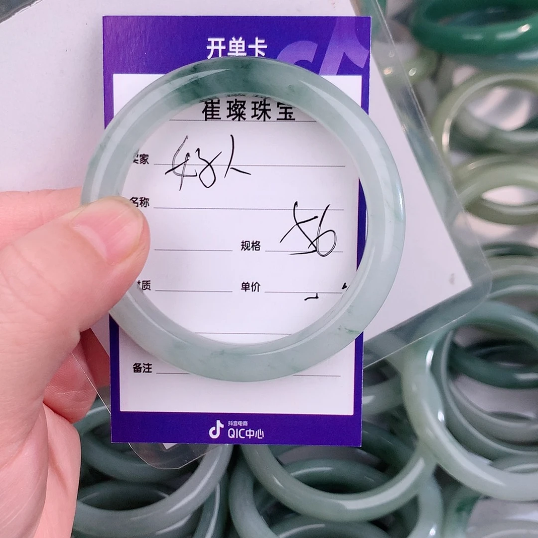 未镶嵌手镯石英质玉（金丝玉）好****。