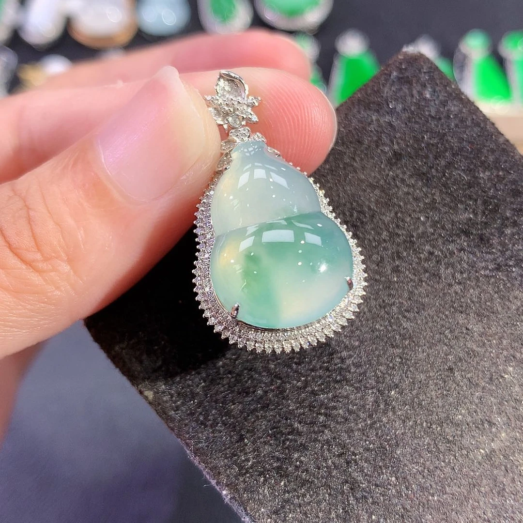 翡翠18K金镶嵌吊坠(赠链)