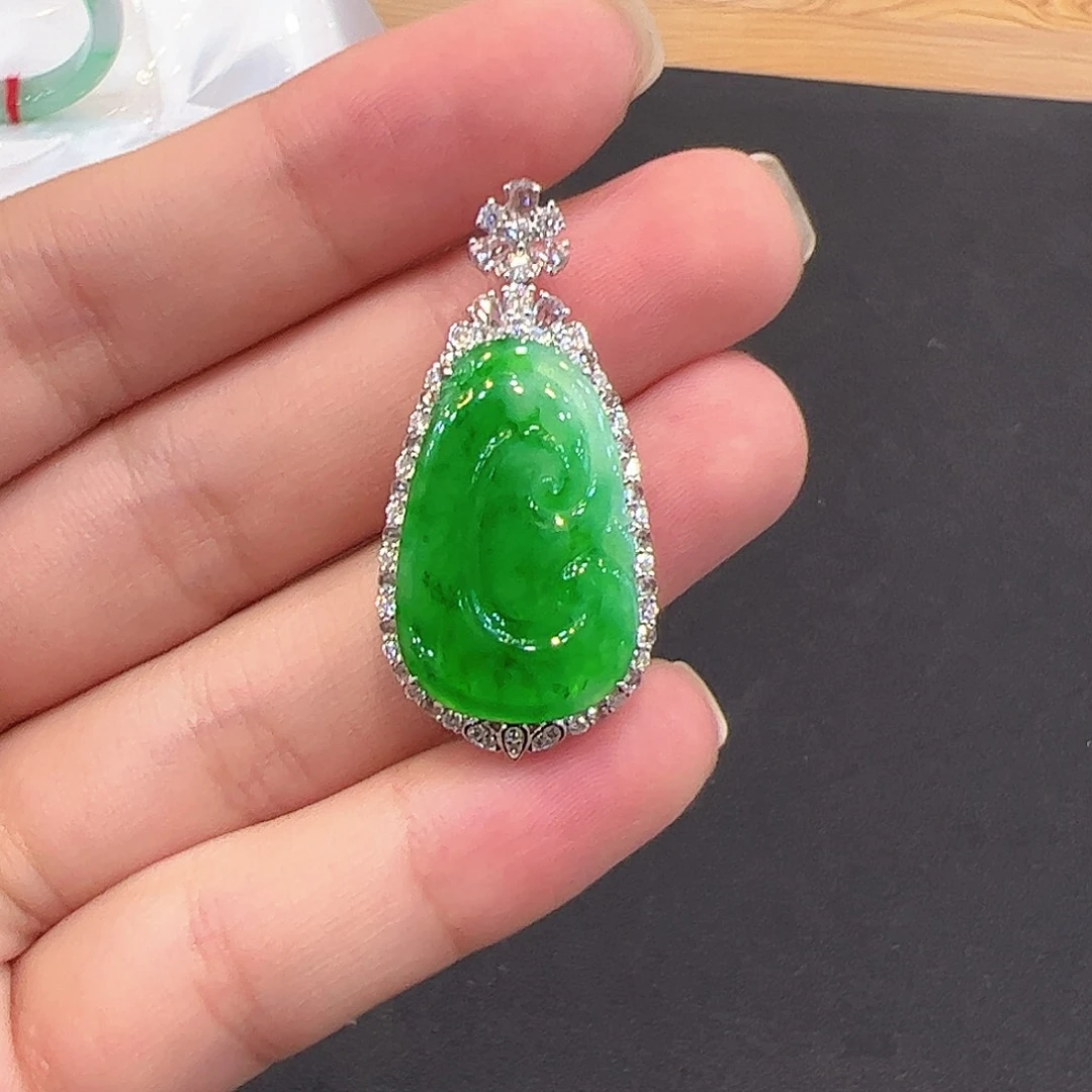 颈饰18K金镶嵌翡翠如意