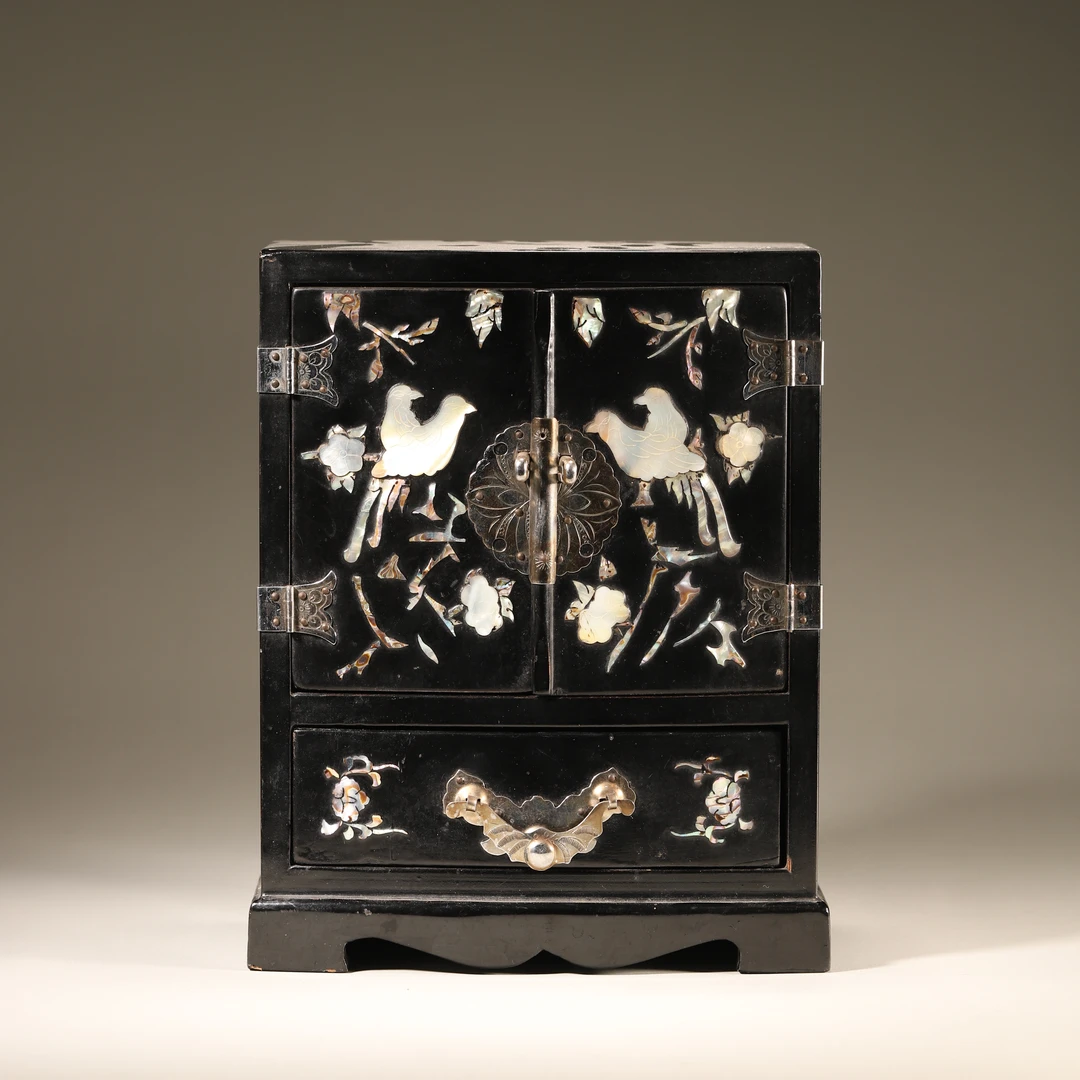 Lot19民国 大漆嵌螺钿花鸟纹多宝盒