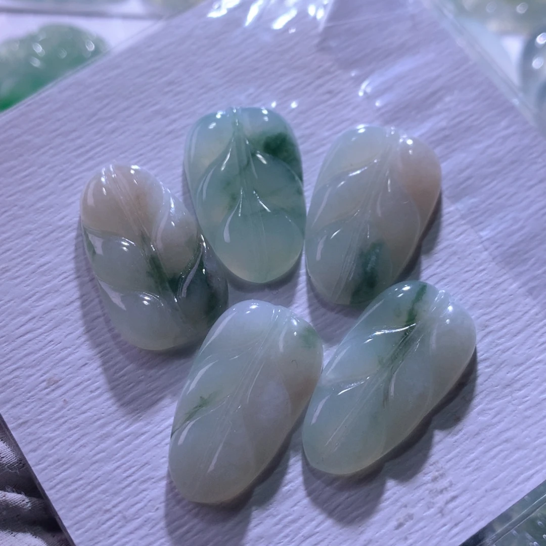 翡翠未镶嵌颈饰一手
