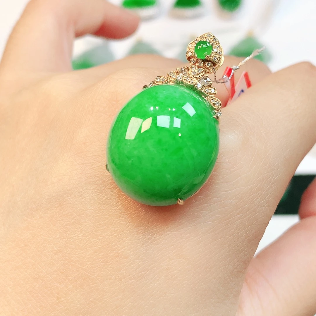 翡翠18K金镶嵌颈饰