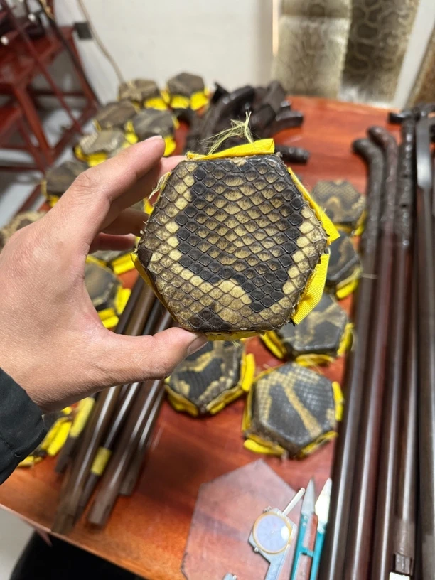 金花蟒皮尾巴皮手工蒙皮已套好下单送胶水护角片压条