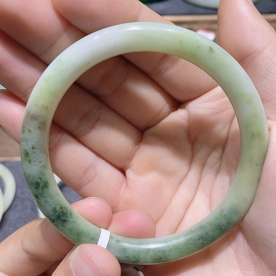 独山玉未镶嵌手镯