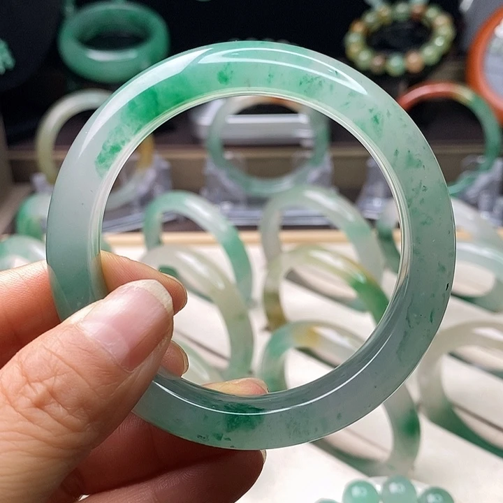 石英质玉（非洲翠）手镯未镶嵌