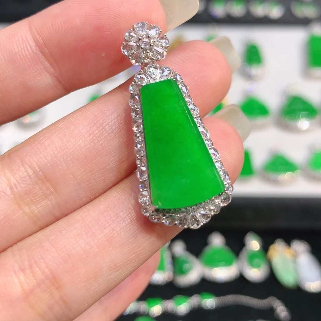 翡翠18K金镶嵌颈饰