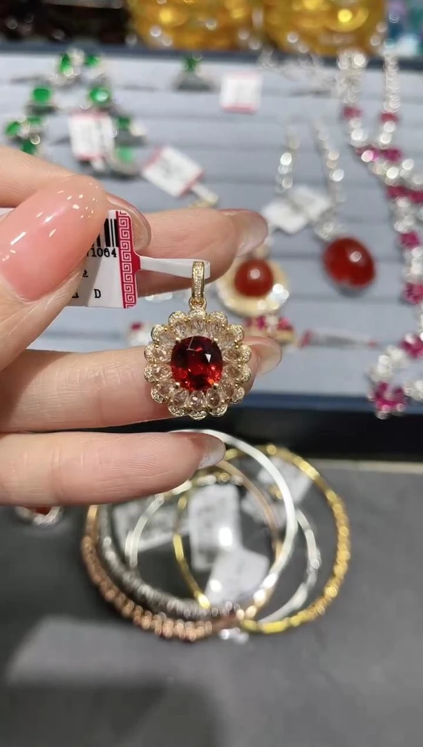 18K金镶嵌天然芬达石吊坠