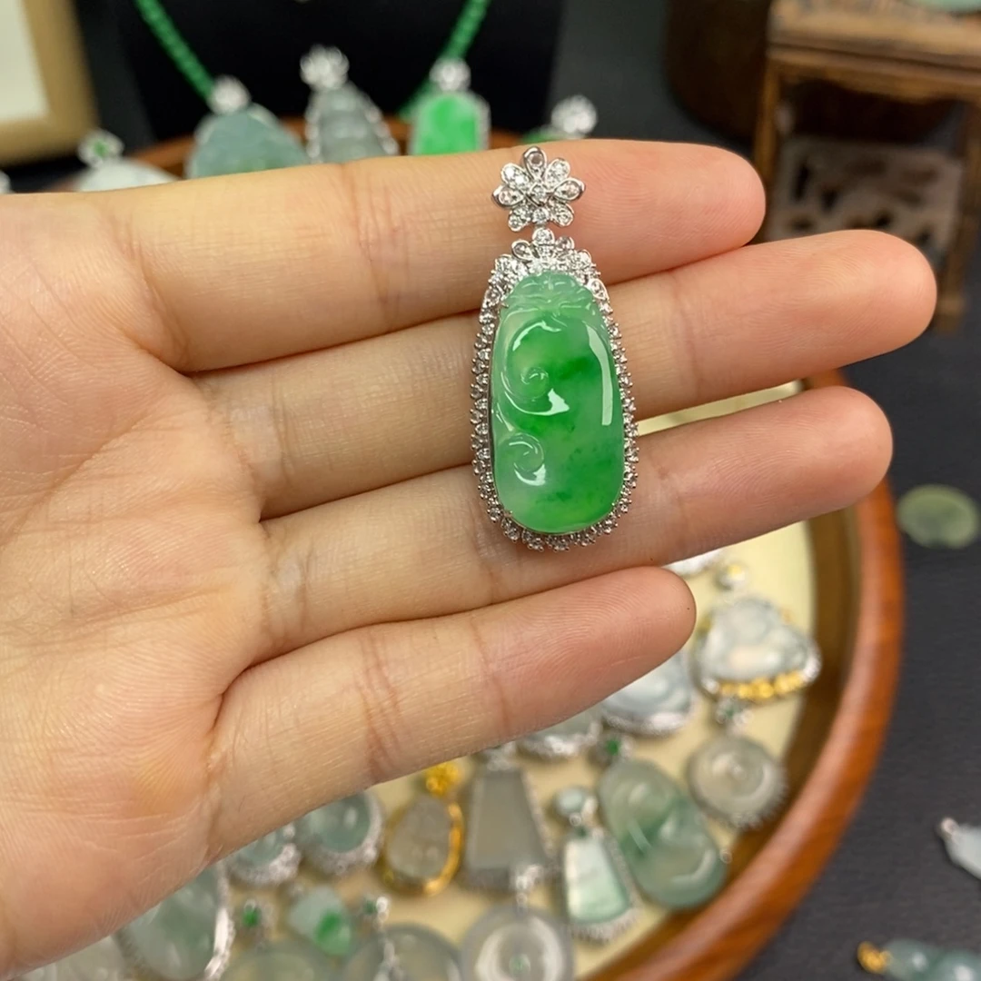 翡翠18K金镶嵌颈饰翡翠