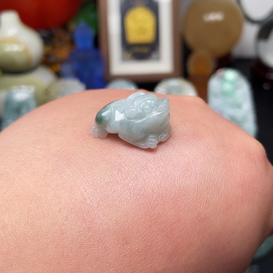 翡翠未镶嵌颈饰金蝉