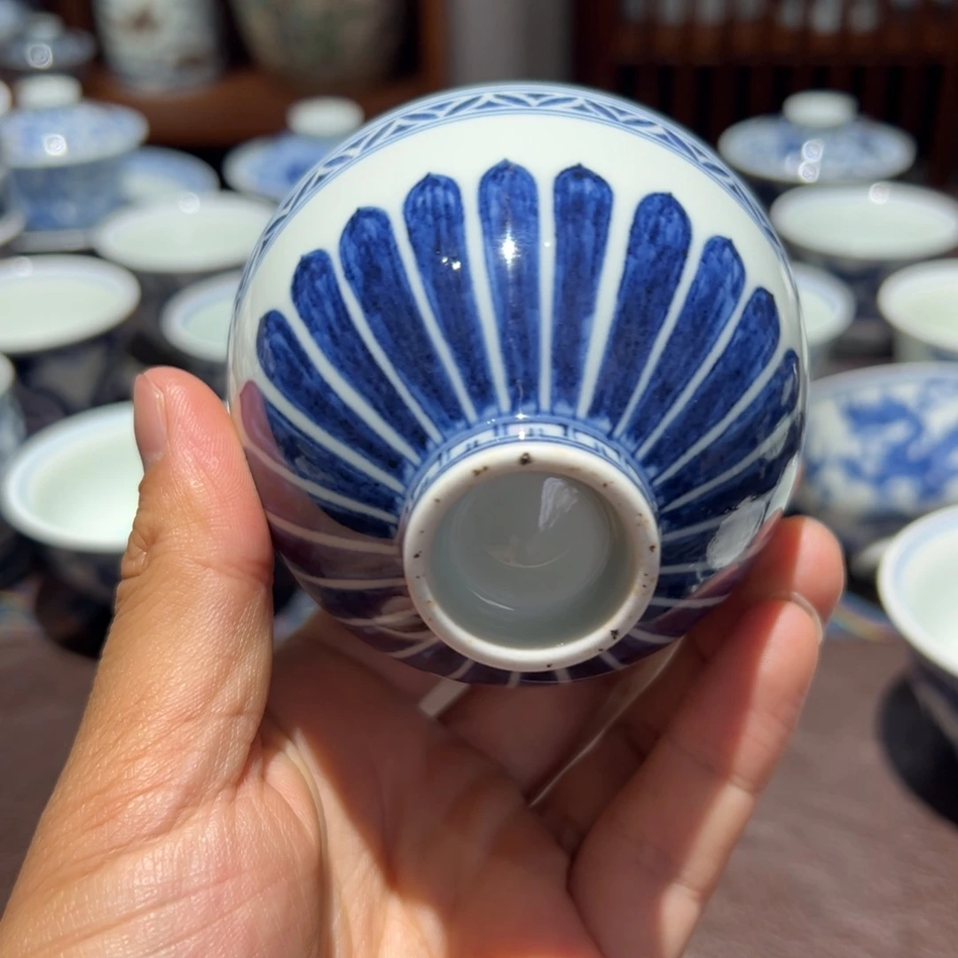 杯反****牛青花菊瓣纹内梵文平安颂鸡心杯口径约8.5厘米