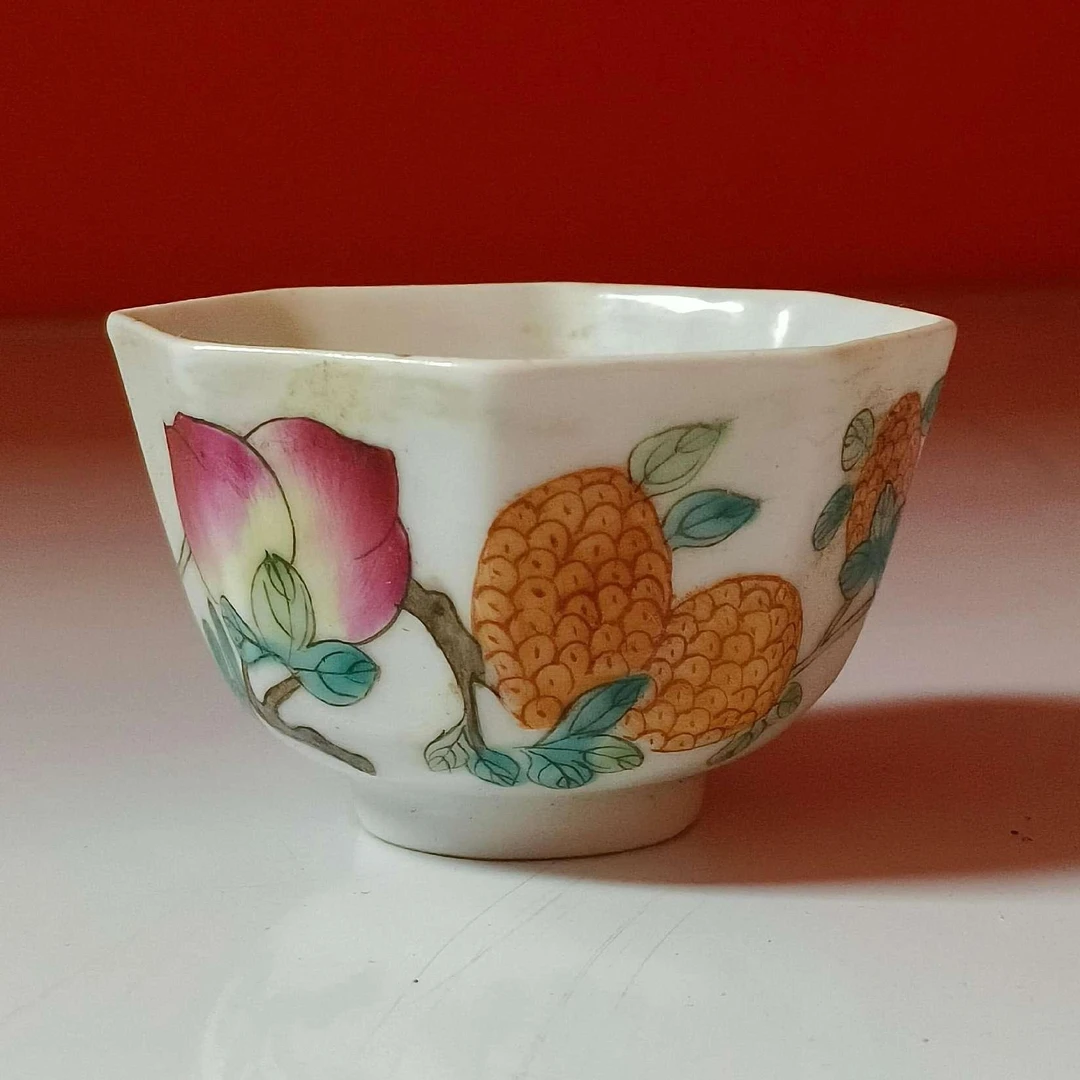 0696清晚期 粉彩三多纹八棱杯