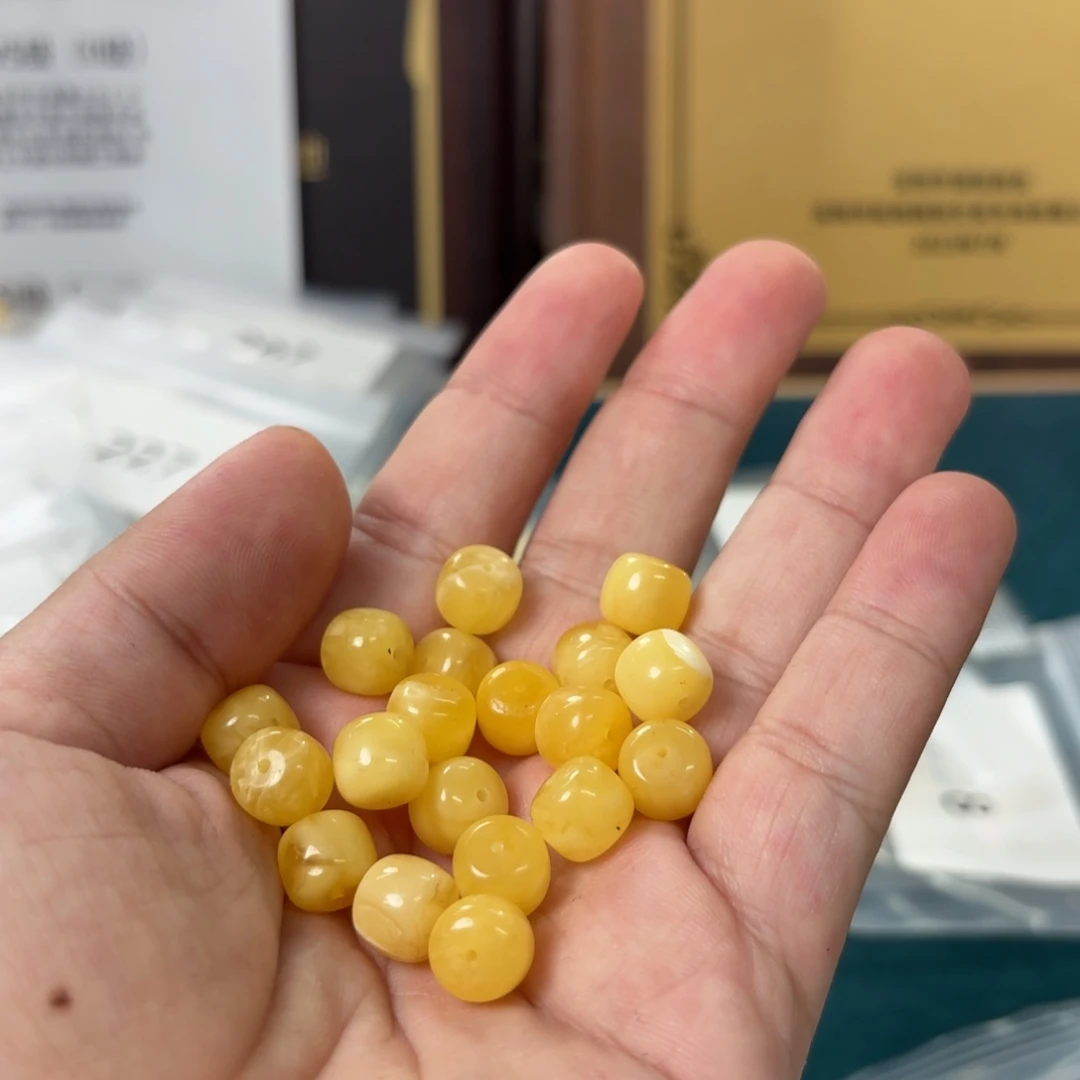 蜜蜡未镶嵌裸石233 多样性发其一