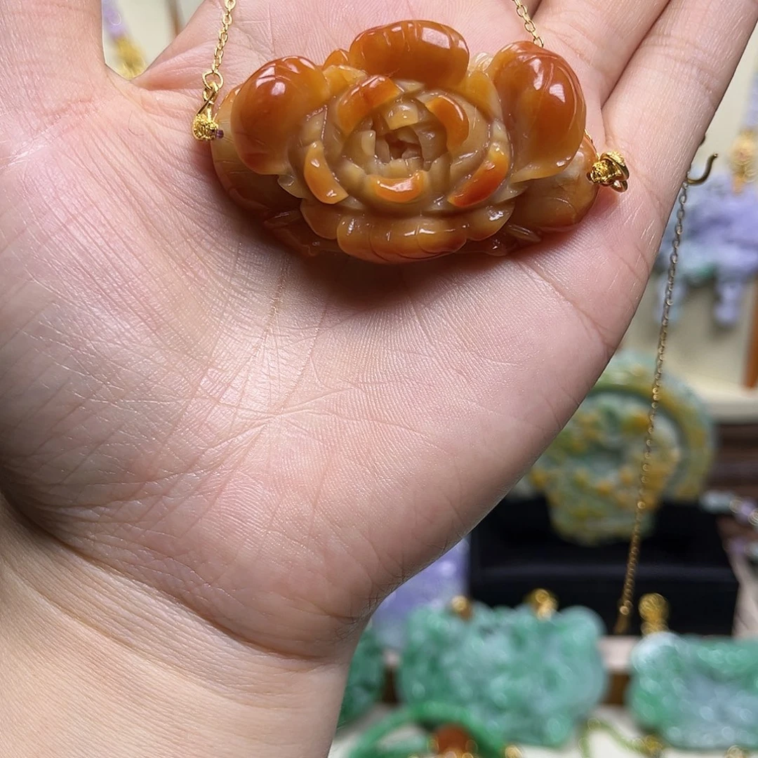 翡翠未镶嵌颈饰楚****?