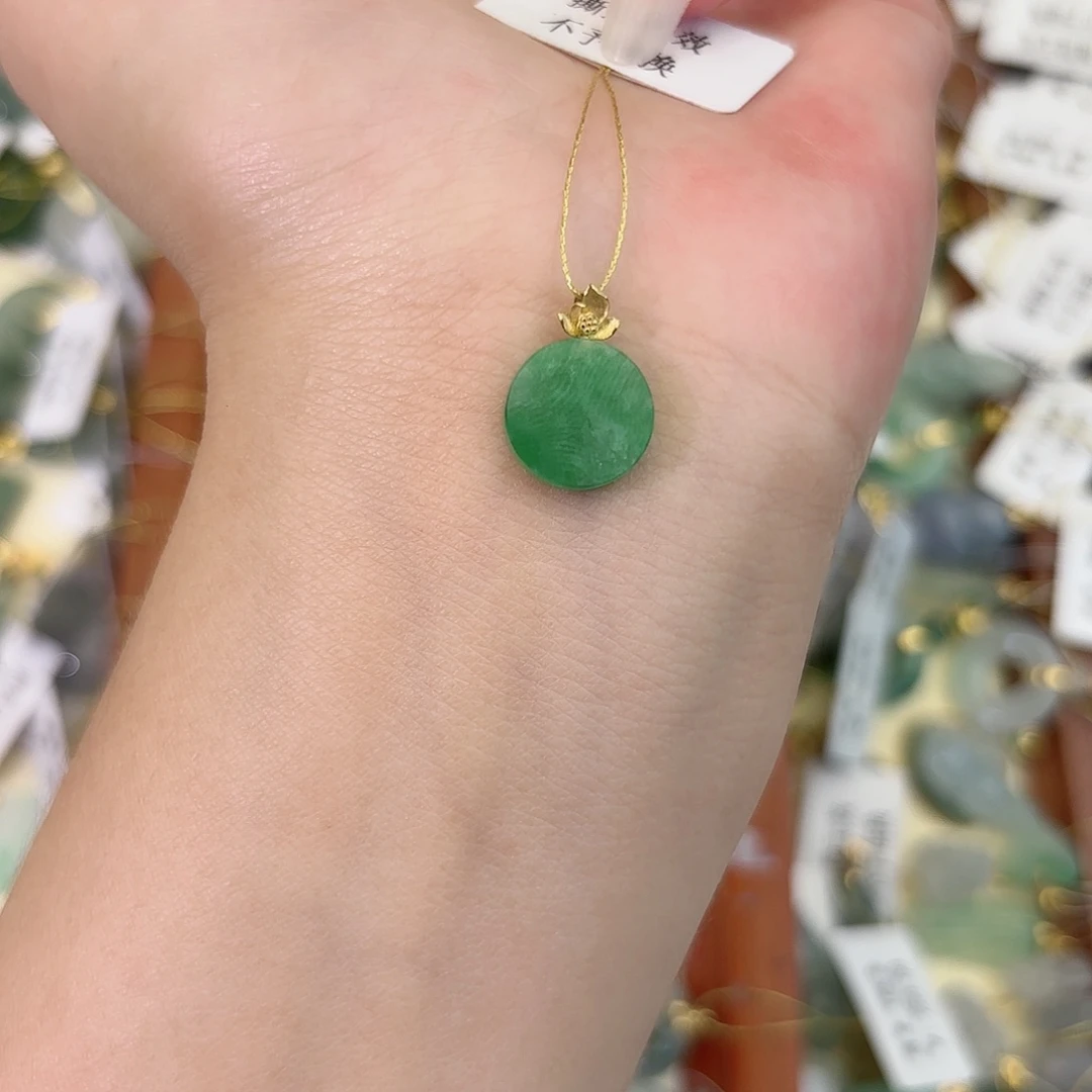 翡翠18K金镶嵌颈饰无事牌