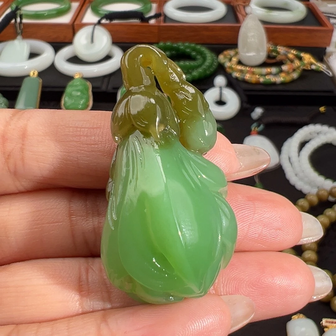 和田玉（碧玉）未镶嵌颈饰果绿带糖俏色立体玉兰花