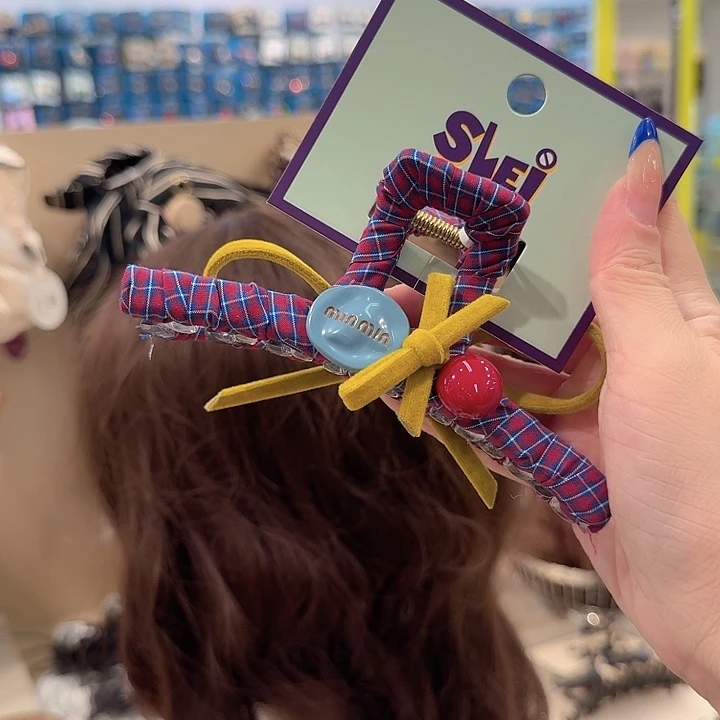 红蓝格子方抓蝴蝶结