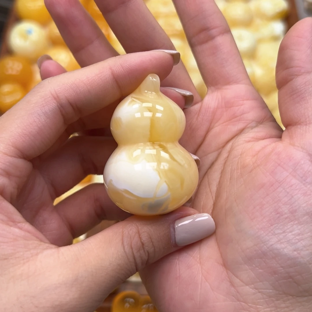 与***窝琥珀未镶嵌颈饰蜜蜡