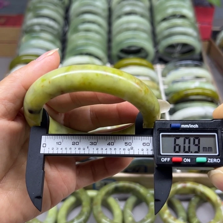 蛇纹石玉未镶嵌手镯48