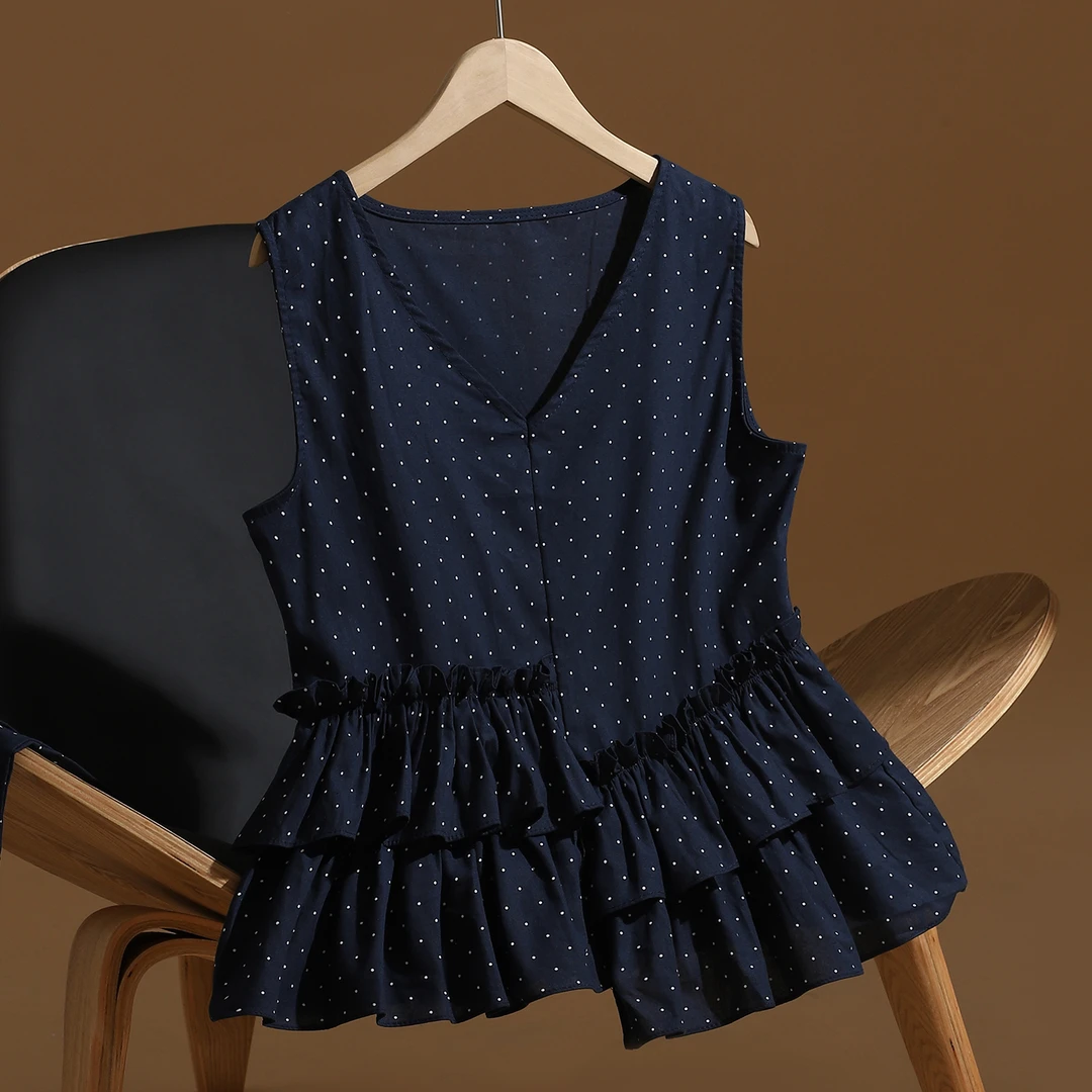 艾格时尚V领波点无袖背心女夏季2025新款宽松显瘦荷叶边裙摆上衣