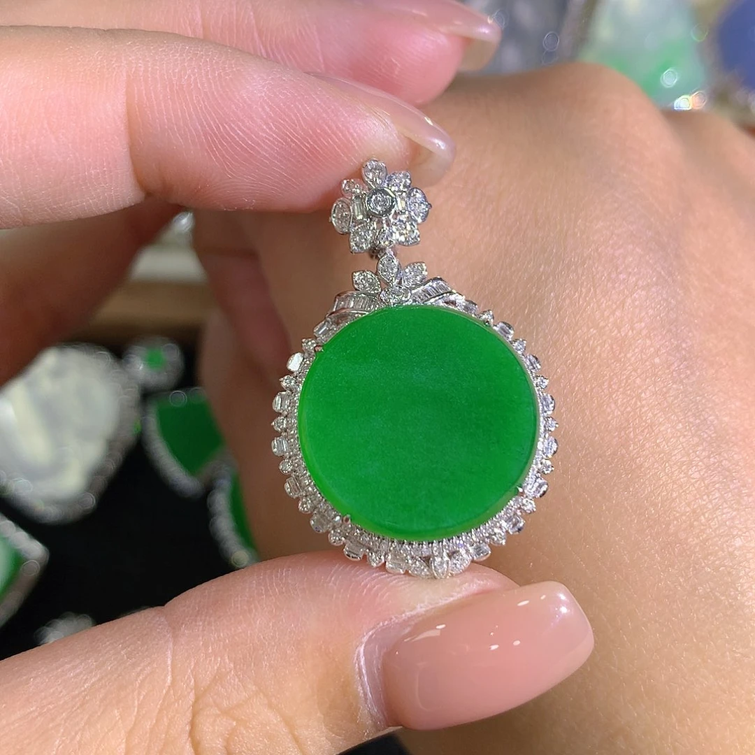 翡翠18K金镶嵌颈饰圆牌