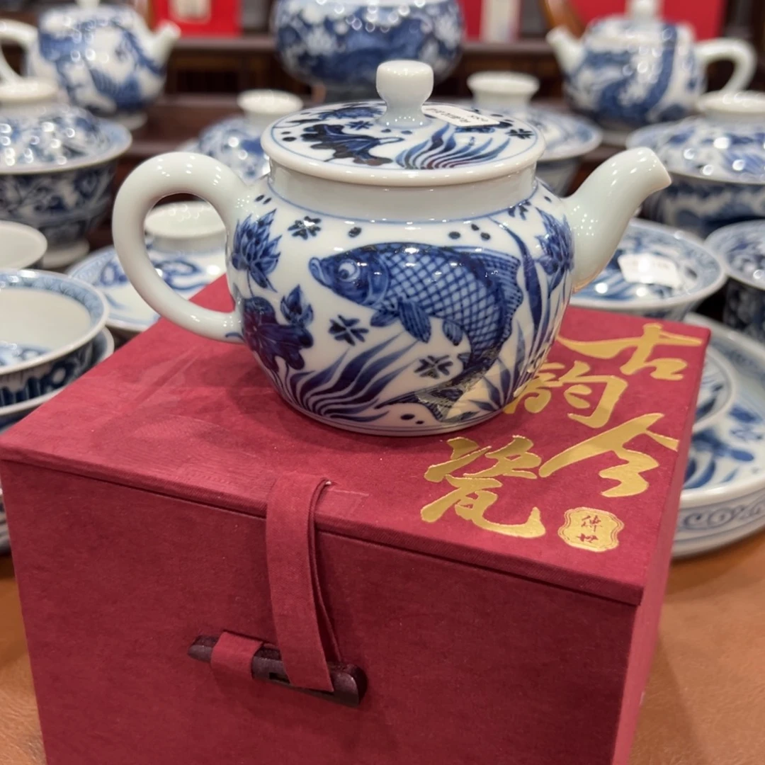 手绘青花鱼藻纹茶壶