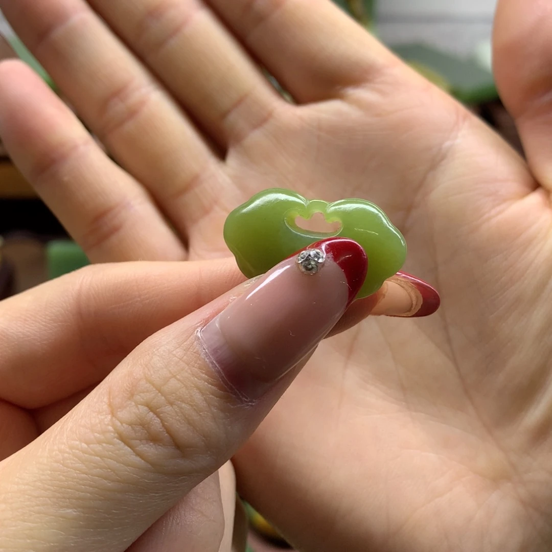 岫岩老玉（透闪石质玉）颈饰未镶嵌思***草