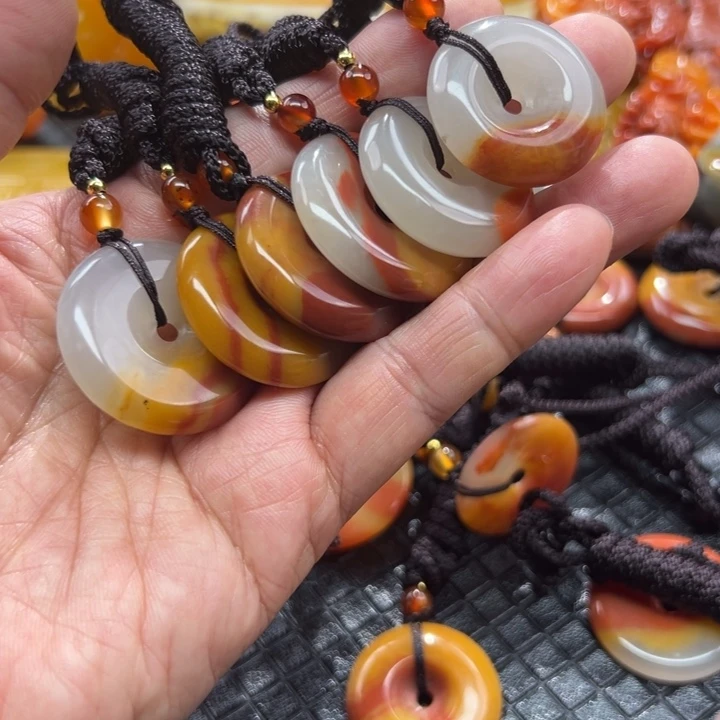 石英质玉（黄龙玉）颈饰未镶嵌虎**威