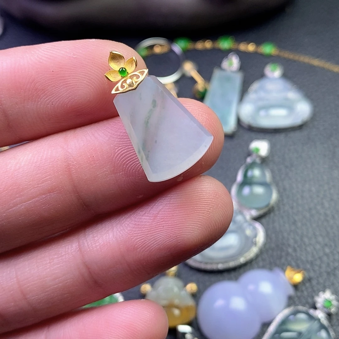 颈饰18K金镶嵌翡翠