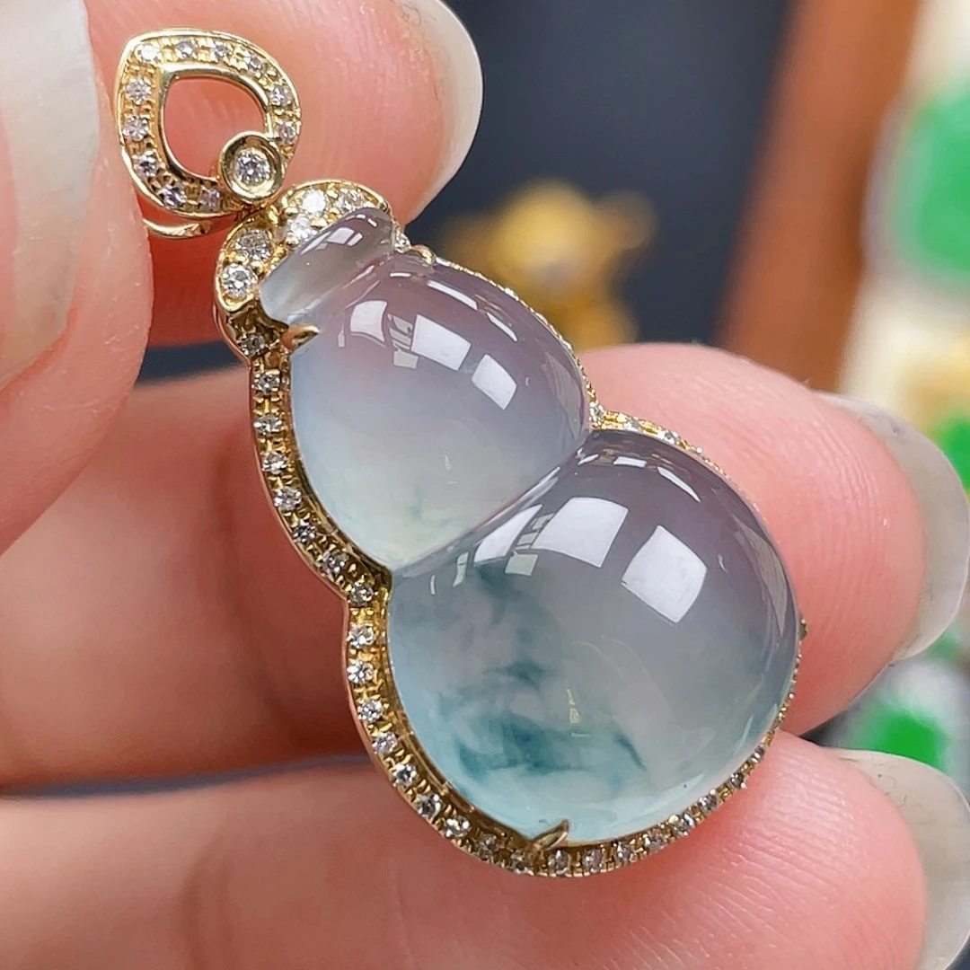 翡翠18K金镶嵌颈饰飘花冰葫芦