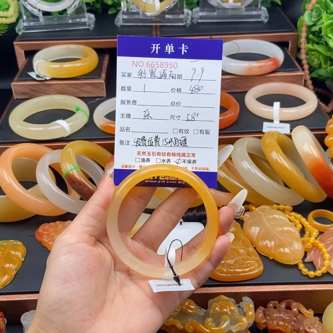 彩***。未镶嵌石英质玉（黄龙玉）手镯58950
