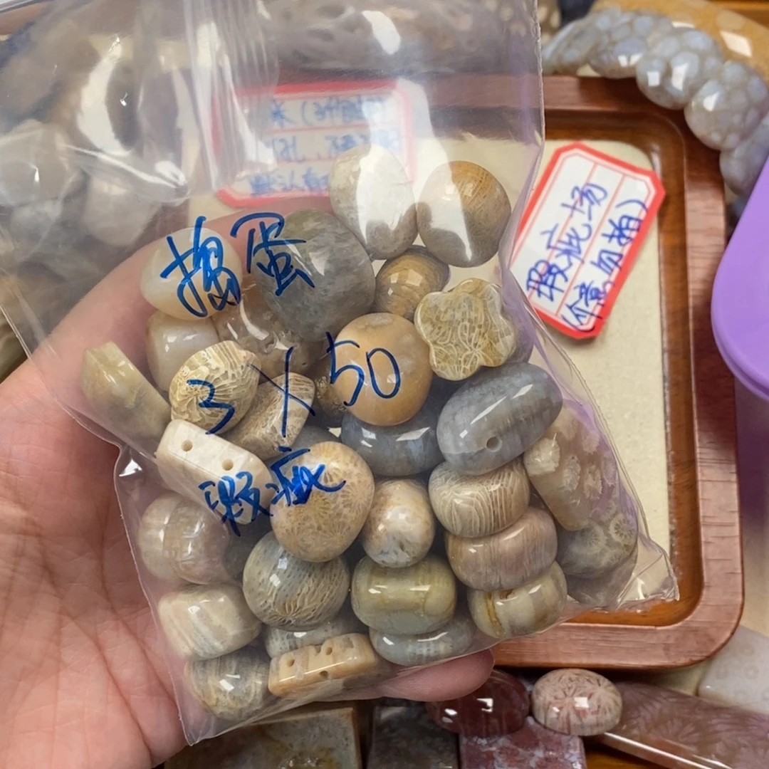 捣***蛋未镶嵌颈饰硅化玉