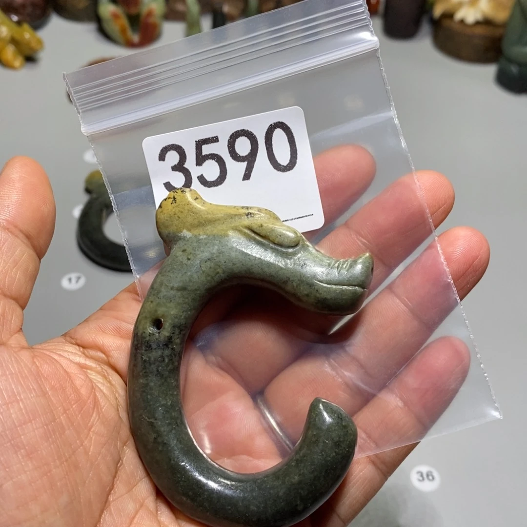 颈饰未镶嵌透闪石质玉?