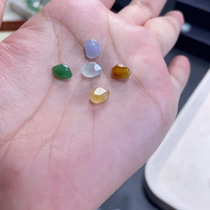 翡翠未镶嵌颈饰随行