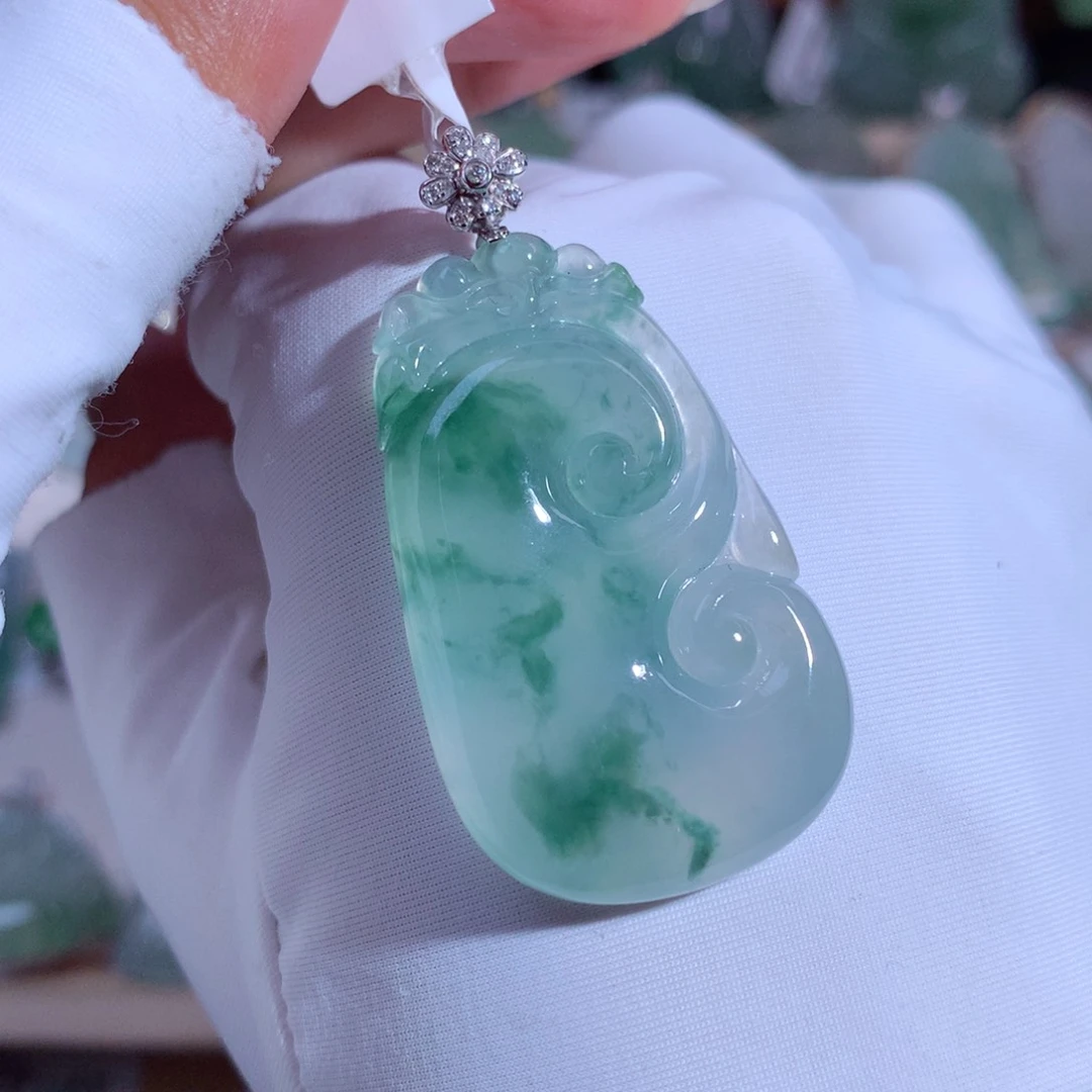 翡翠颈饰18K金镶嵌如意