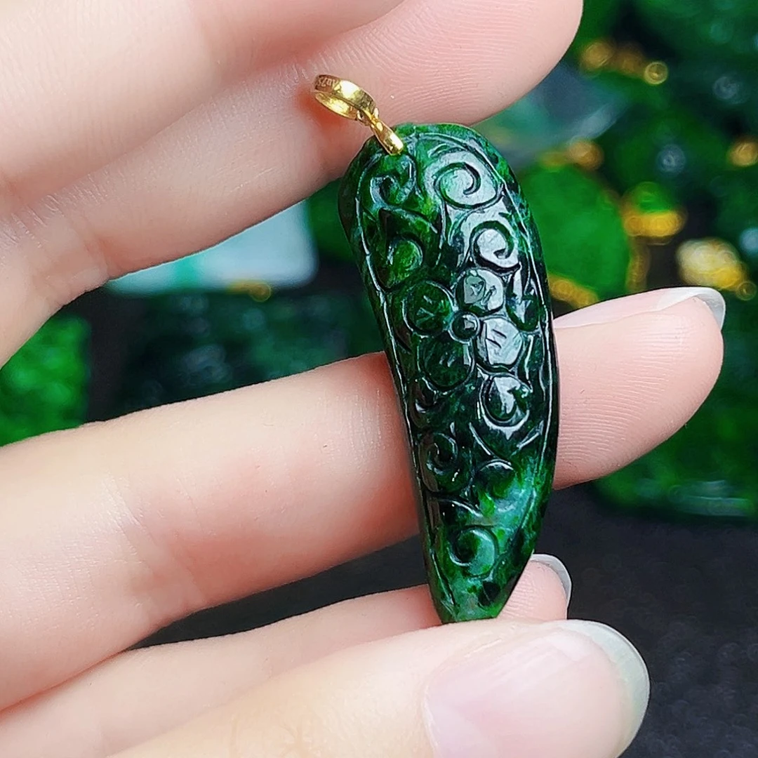 颈饰18K金镶嵌翡翠多样性